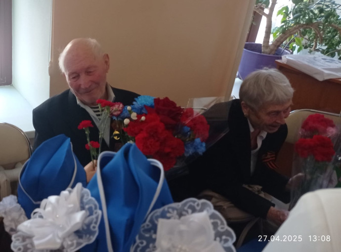И снова май, цветы, салют и слезы И снова май, цветы, салют и слезы.